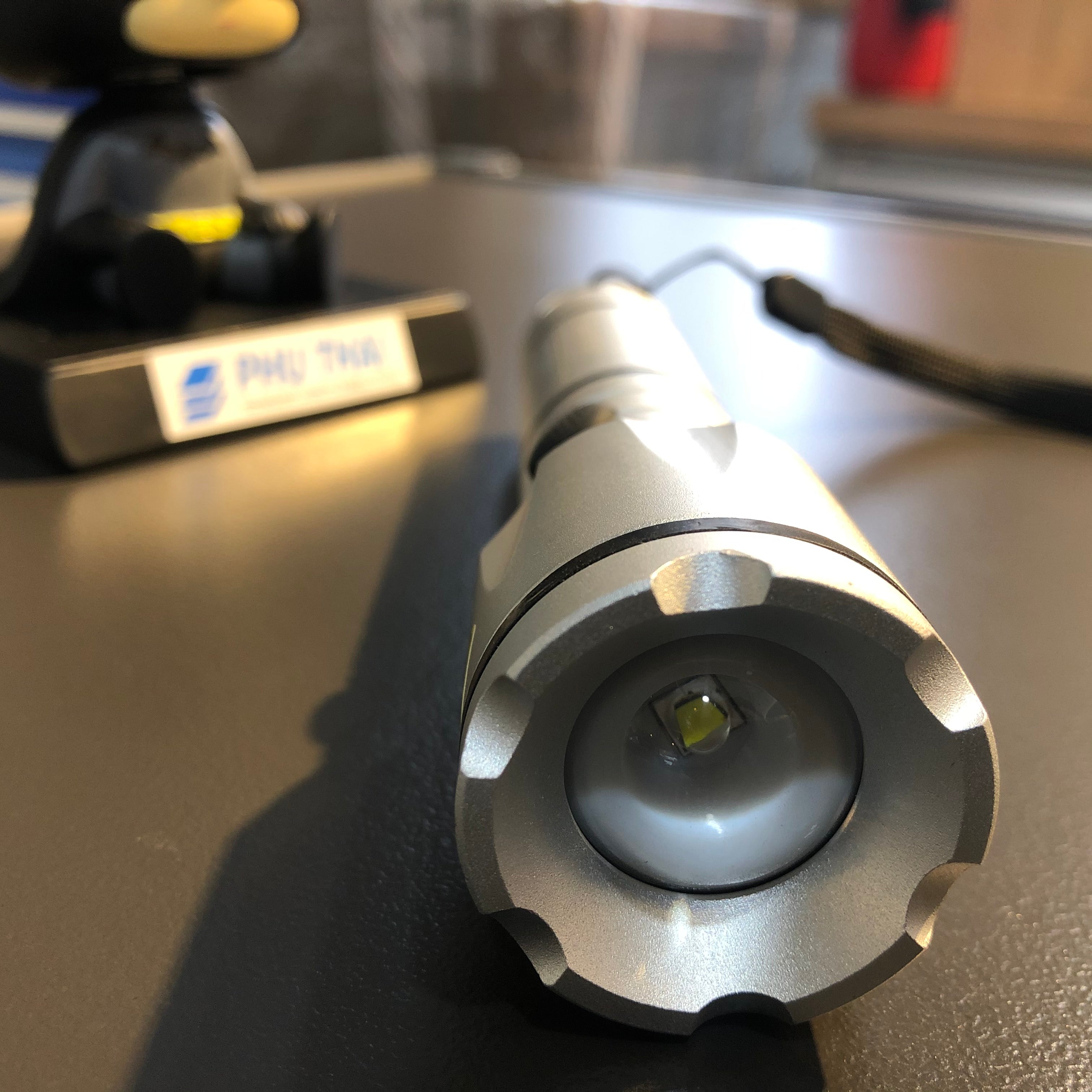 ĐÈN PIN CHIẾU SÁNG CÔNG NGHIỆP HOLEX 081437 SILVER