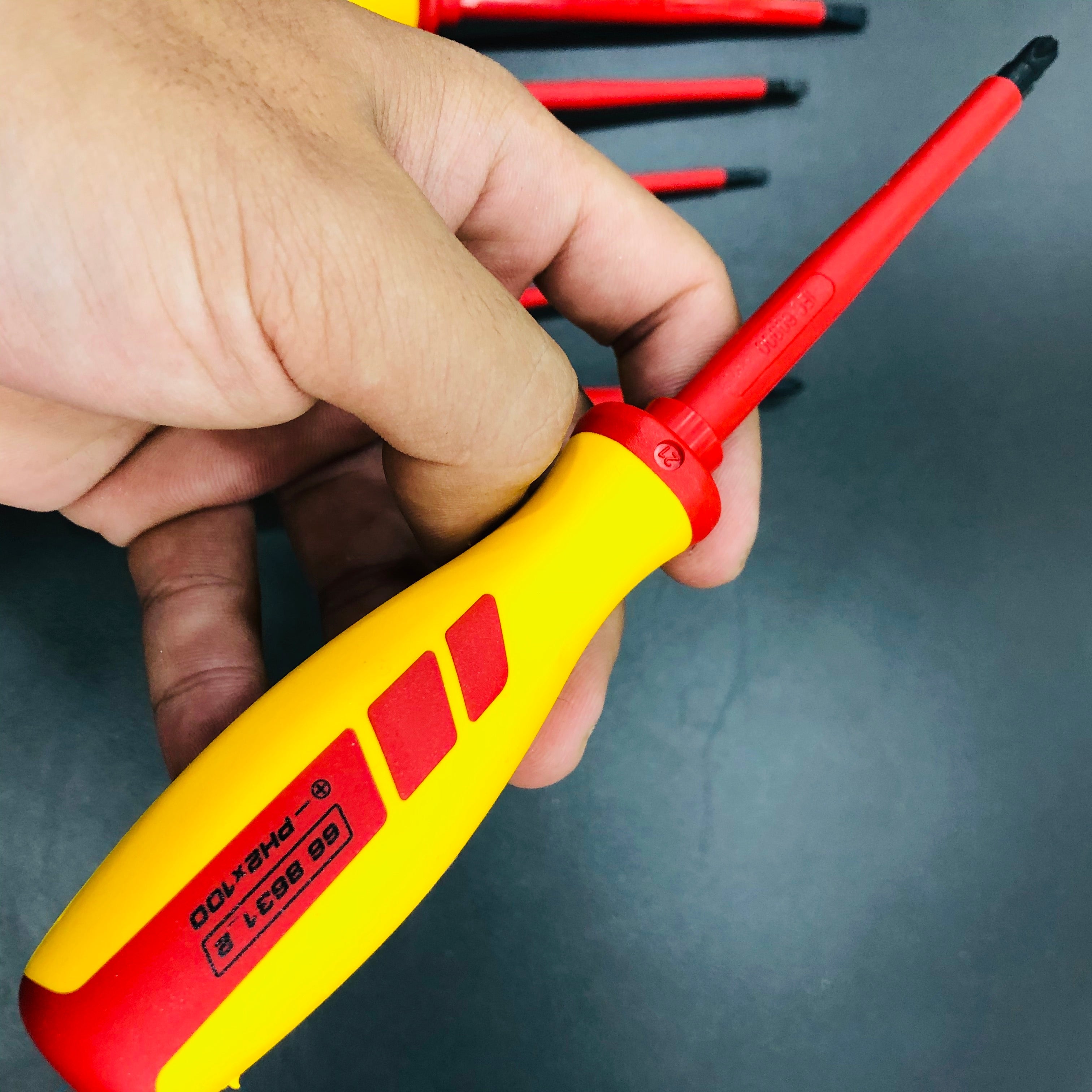 BỘ TUA VÍT HOLEX 6 CÂY CÁCH ĐIỆN 1000V, 4 ĐẦU DẸP VÀ 2 ĐẦU PHILLIPS