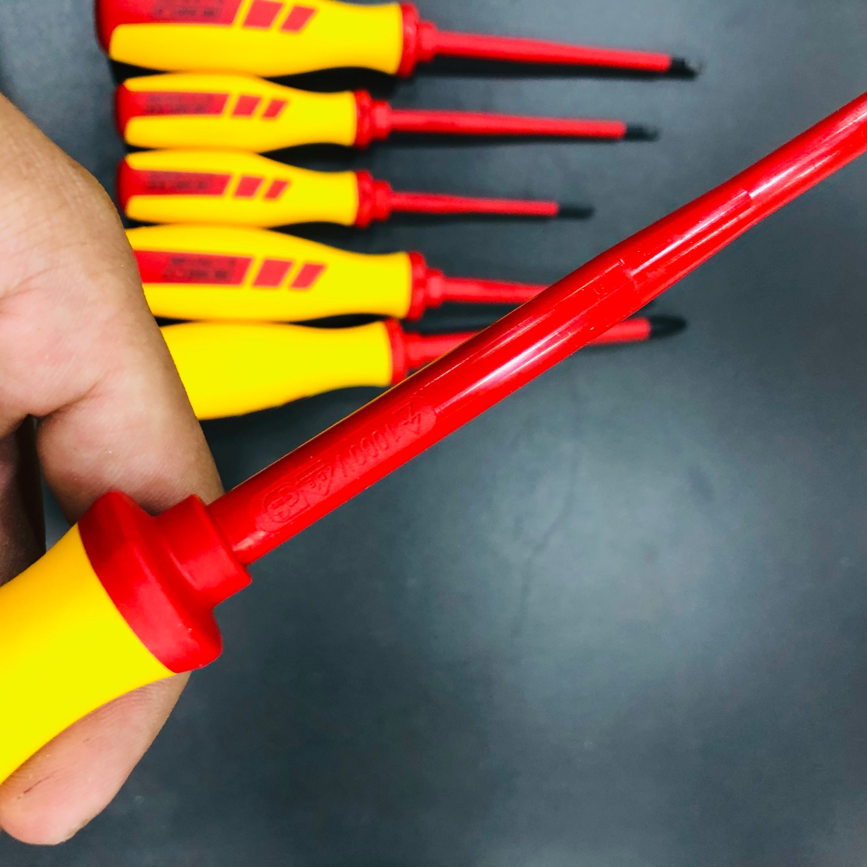 BỘ TUA VÍT HOLEX 6 CÂY CÁCH ĐIỆN 1000V, 4 ĐẦU DẸP VÀ 2 ĐẦU PHILLIPS